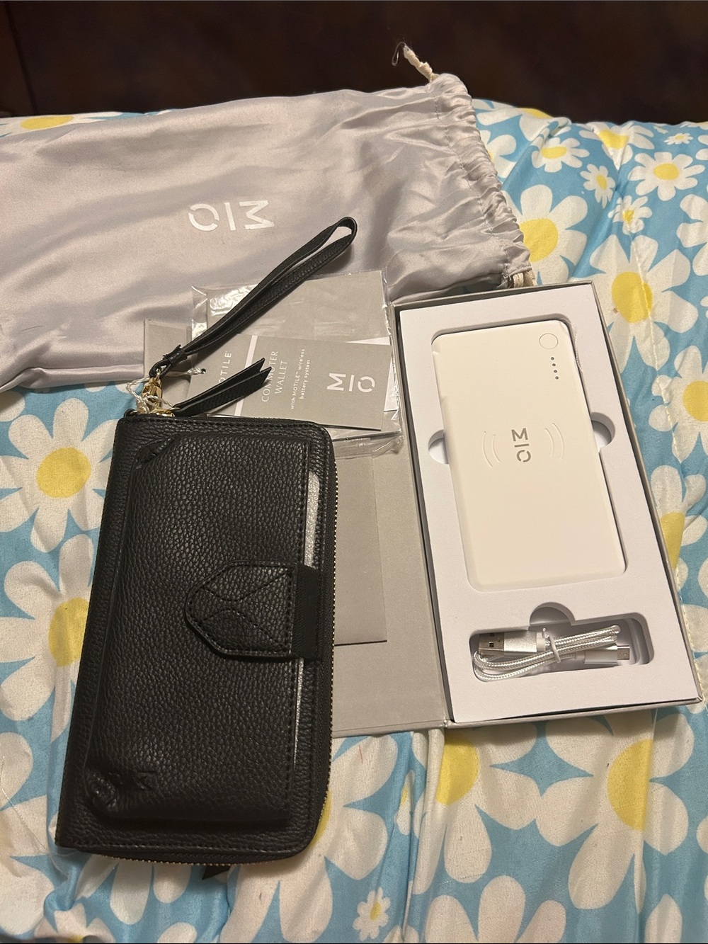 Motile White Portable Power Bank commuter wallet